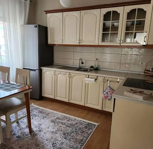 Cosy, Centrally-located Flat 地拉那