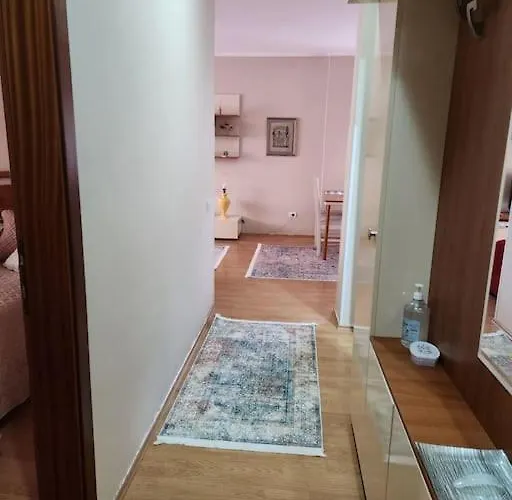 Cosy, Centrally-located Flat *